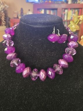 Source Unknown Vibrant Purple Faceted Bead Necklace with Matching Earrings
